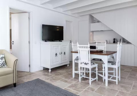 Communal lounge/ TV room, TV and multimedia, Kitchen or kitchenette, Living room, Seating area, Dining area