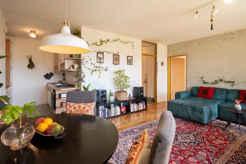 Living room, Food and drinks, Seating area, Dining area