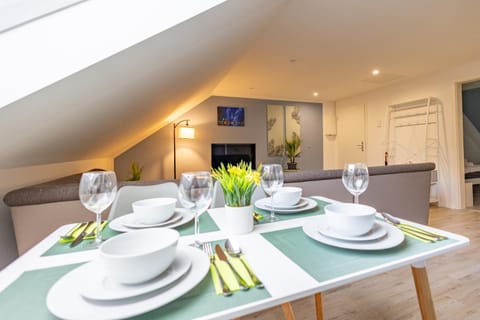 Kitchen or kitchenette, Living room, Seating area, Dining area