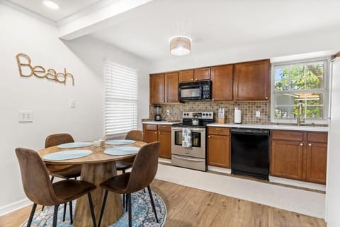 NO WORRIES! Beachy cottage 5 Minute walk to beach House in Gulfport