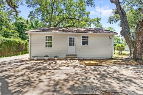 NO WORRIES! Beachy cottage 5 Minute walk to beach House in Gulfport