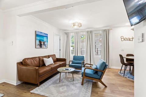 NO WORRIES! Beachy cottage 5 Minute walk to beach House in Gulfport