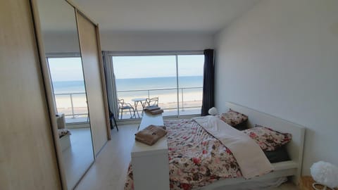 Bed, Photo of the whole room, Beach, Sea view, towels