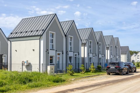 Property building, Day, Neighbourhood, Street view, Location, Parking
