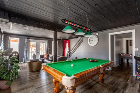 Mahogany Sun Hot Tub Theater Room Fire Pit House in Stroud Township