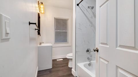 Walk to Niagara Falls! 12 Bedrooms! House in Niagara Falls