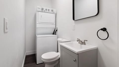 Walk to Niagara Falls! 12 Bedrooms! House in Niagara Falls