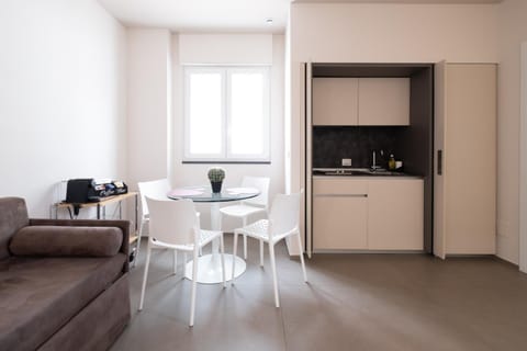Coffee/tea facilities, Kitchen or kitchenette, Living room, Seating area, Dining area, minibar
