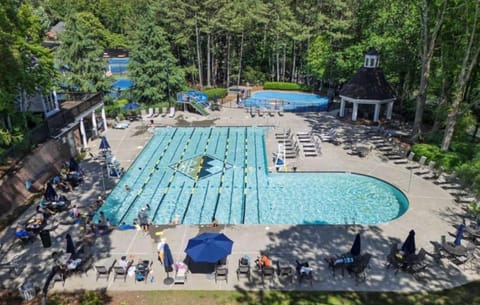 Modern Escape, Pool, Golf, Game Room, Gym, 10min Lake & Downtown Apartment in Woodstock