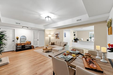 Kitchen or kitchenette, Living room, Food and drinks, Seating area, Dining area, Food