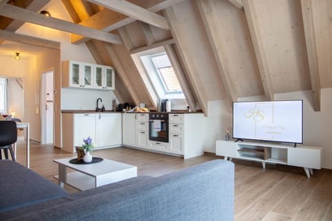 Kitchen or kitchenette, Dining area, stove