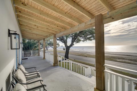 Front Row Beachfront Long Beach Getaway House in Long Beach