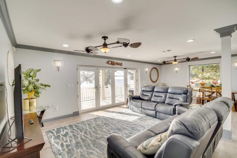 Front Row Beachfront Long Beach Getaway House in Long Beach