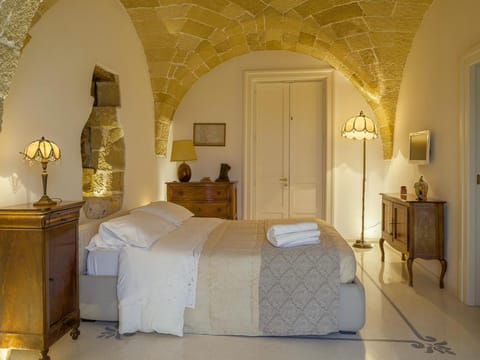 Bed, Photo of the whole room, Decorative detail, Bedroom, Garden view, Inner courtyard view