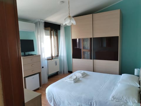 Bed, TV and multimedia, Photo of the whole room, Bedroom, minibar, towels, wardrobe