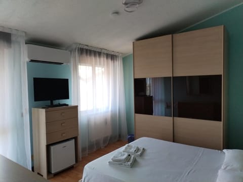 Bed, TV and multimedia, Photo of the whole room, Bedroom, towels, wardrobe