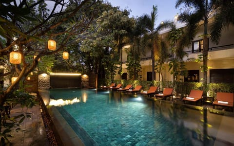 Property building, Night, Natural landscape, Garden, Garden view, Area and facilities, Swimming pool, Swimming pool, sunbed