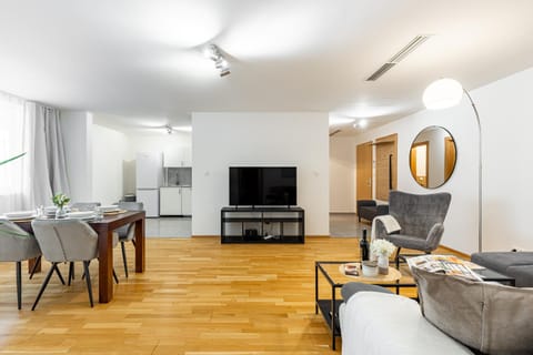 TV and multimedia, Kitchen or kitchenette, Living room, Seating area, Dining area