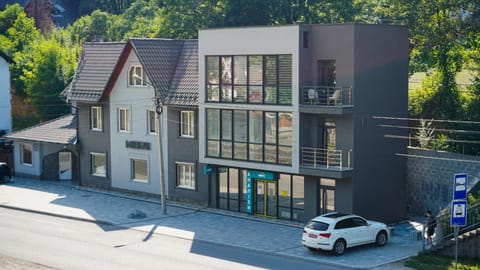 Property building, Day, Neighbourhood, Street view, Location, Parking