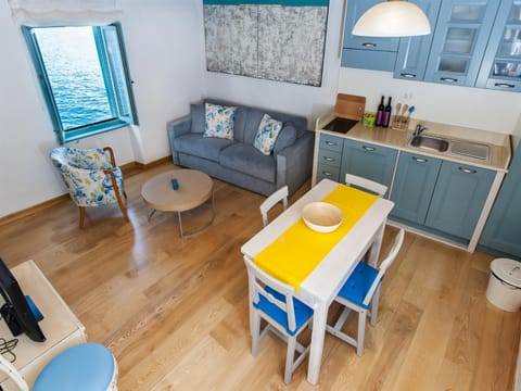 TV and multimedia, Kitchen or kitchenette, Living room, Seating area, Dining area