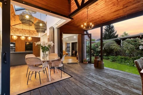 Property building, Garden, Balcony/Terrace, Kitchen or kitchenette, Living room, Seating area, Dining area, Garden view