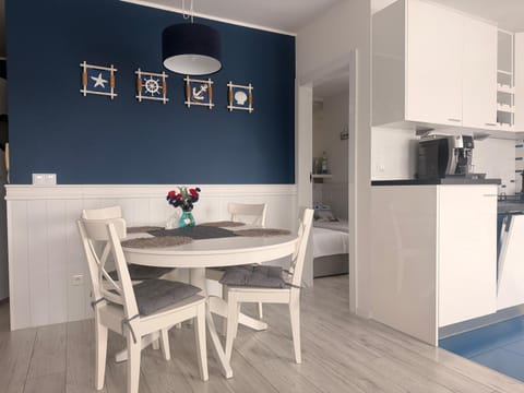 Coffee/tea facilities, Kitchen or kitchenette, Living room, Dining area, Bedroom