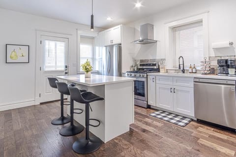 Ann Avenue Spacious 3BR Home with Games, Yard and Near Downtown House in Saint Louis