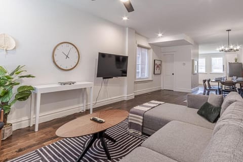 Ann Avenue Modern 3BR Home, Near Downtown with Free Parking House in Saint Louis