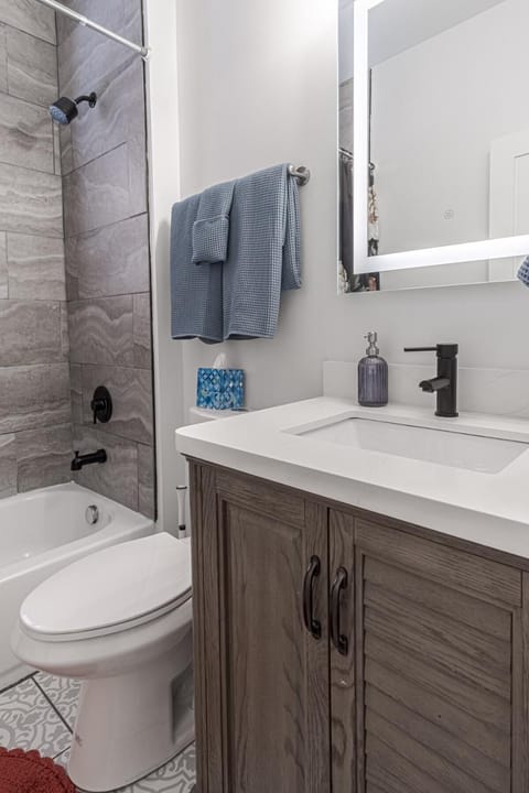 Ann Avenue Modern 3BR Home, Near Downtown with Free Parking House in Saint Louis