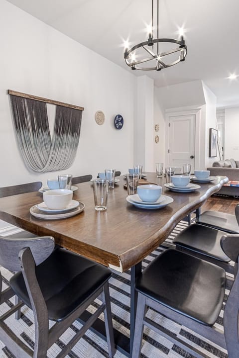 Ann Avenue Modern 3BR Home, Near Downtown with Free Parking House in Saint Louis