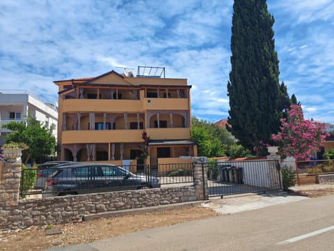 Neighbourhood, Street view, Location, Parking