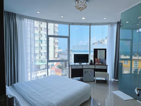 Bed, TV and multimedia, Photo of the whole room, Bedroom