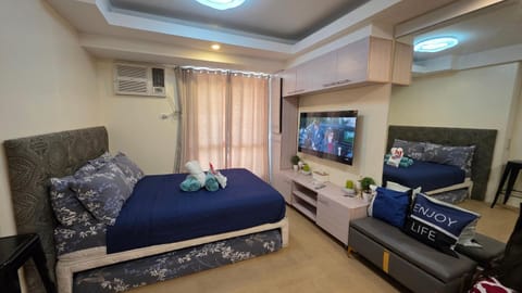 Bed, TV and multimedia, Bedroom