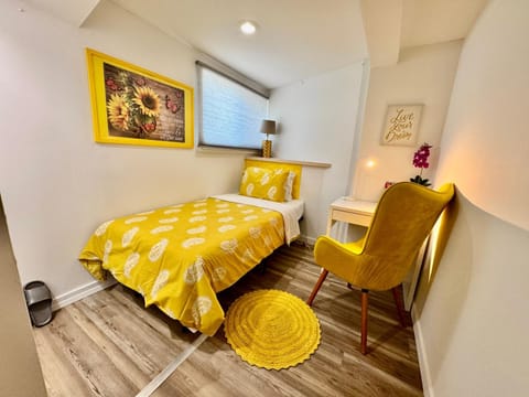 Bed, Photo of the whole room, Seating area, Bedroom