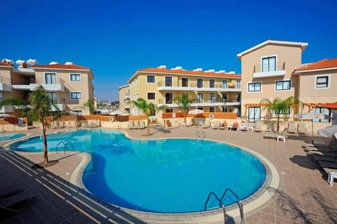Property building, Summer, Swimming pool, sunbed