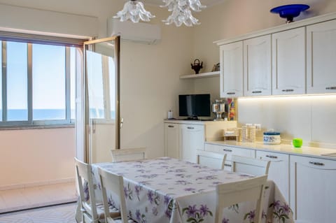 TV and multimedia, Coffee/tea facilities, Kitchen or kitchenette, Dining area