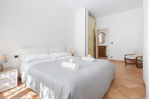 Photo of the whole room, Bedroom, wardrobe