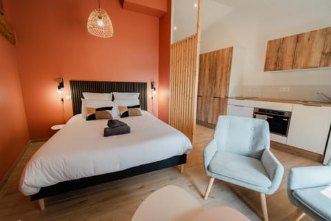 Living room, Photo of the whole room, Seating area, Bedroom, kitchen