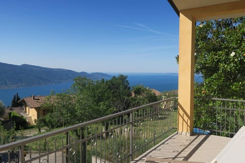 Day, Natural landscape, View (from property/room), Balcony/Terrace, Lake view, Mountain view