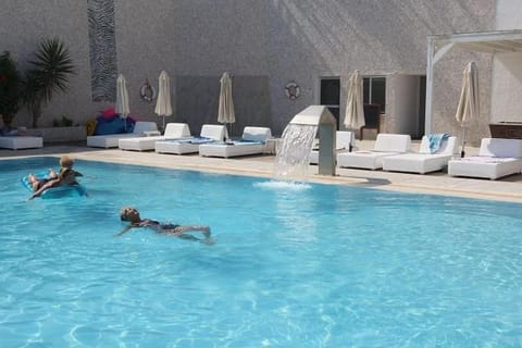 Day, Pool view, Swimming pool, group of guests, sunbed