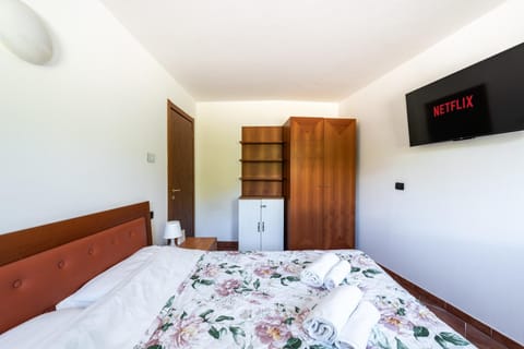 Bed, TV and multimedia, Photo of the whole room, Evening entertainment, Bedroom, towels, wardrobe