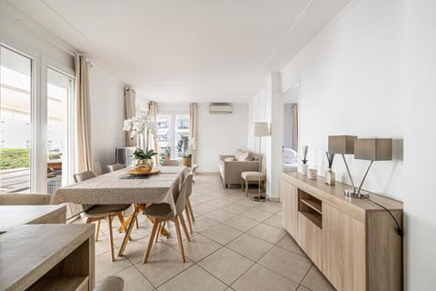 Living room, Seating area, Dining area, air conditioner