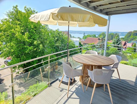 Natural landscape, View (from property/room), Balcony/Terrace, Dining area, Lake view, Mountain view