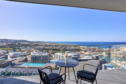 View (from property/room), Balcony/Terrace, City view, Sea view