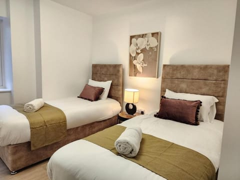 Elegant 2-Bed Apartment with AC, Sleeps 5, Private Garden, Free Parking, Netflix, WiFi, New build Apartment in Cherwell District