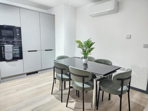 Elegant 2-Bed Apartment with AC, Sleeps 5, Private Garden, Free Parking, Netflix, WiFi, New build Apartment in Cherwell District