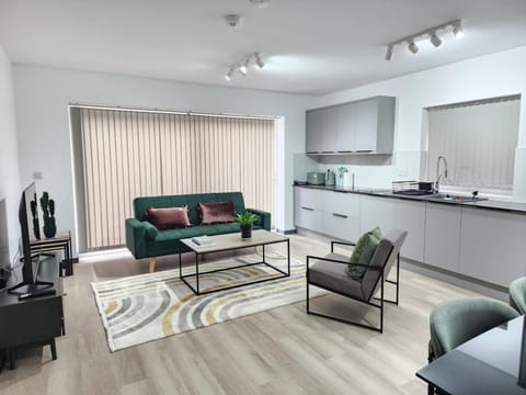 Elegant 2-Bed Apartment with AC, Sleeps 5, Private Garden, Free Parking, Netflix, WiFi, New build Apartment in Cherwell District