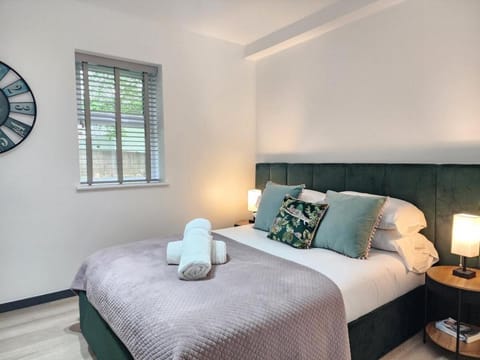 Elegant 2-Bed Apartment with AC, Sleeps 5, Private Garden, Free Parking, Netflix, WiFi, New build Apartment in Cherwell District