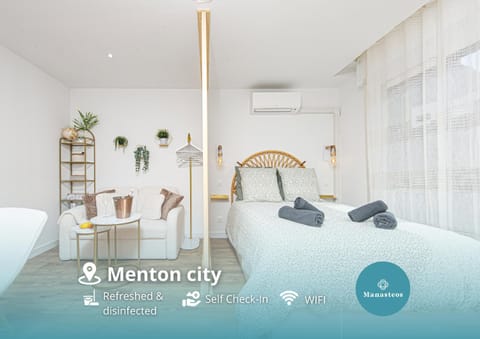 Bed, Living room, Photo of the whole room, Bedroom, towels, air conditioner