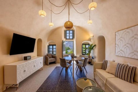 TV and multimedia, Living room, Seating area, Dining area